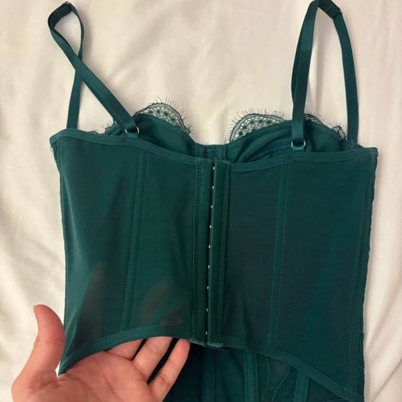 green lace corset - Picture 2 of 3